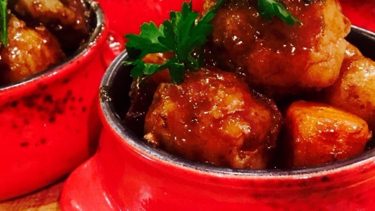 Slow braised Ox cheek & stout casserole with horseradish & parlsey dumplings by Alex Morte